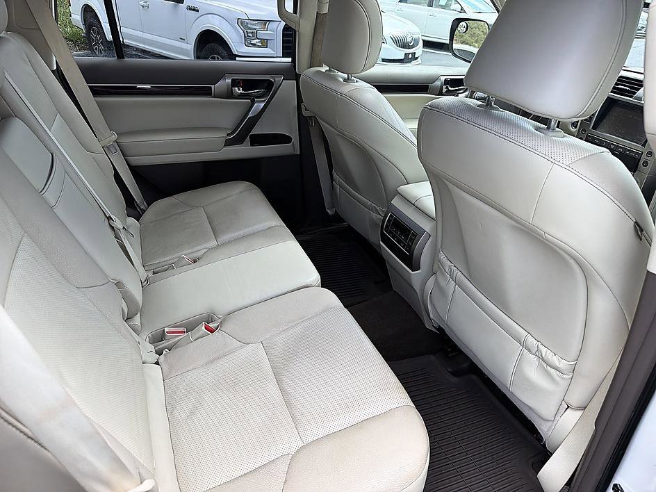 Used 2017 Starfire Pearl Lexus 460 image 22