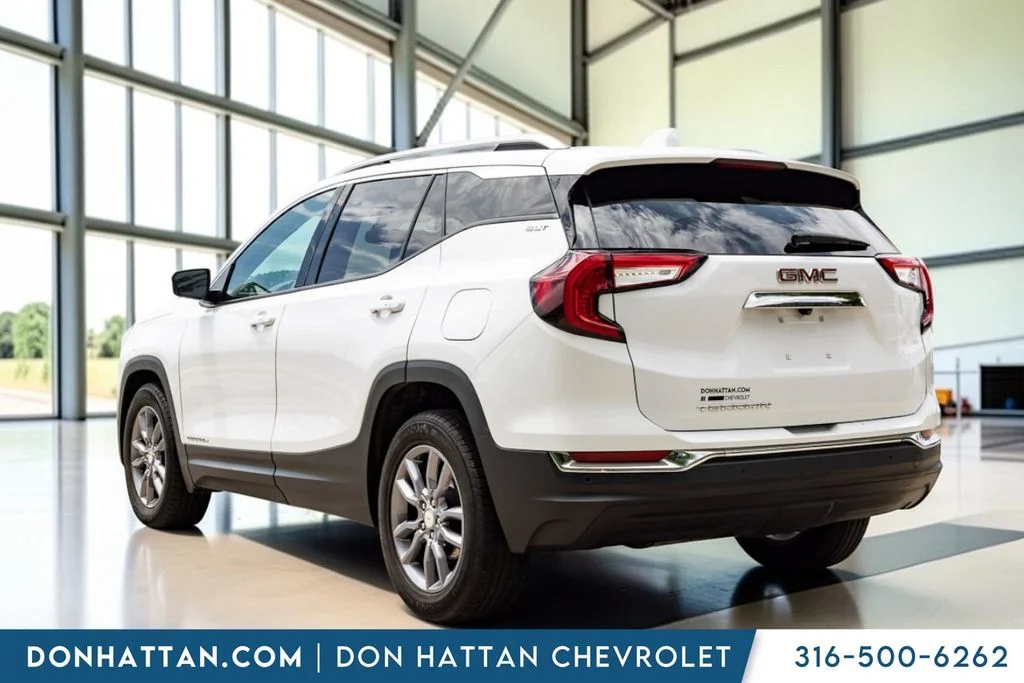 Used 2023 White GMC SLT image 21