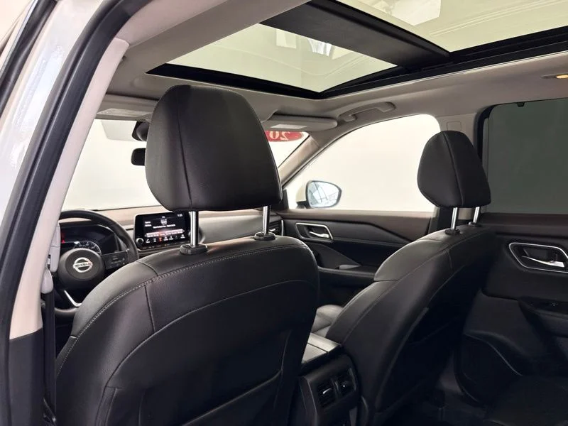 Used 2021 White Nissan SL image 18