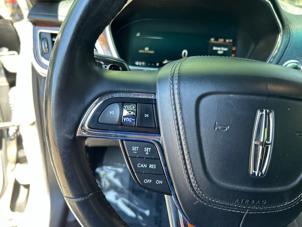 Used 2017 White Lincoln Select image 23