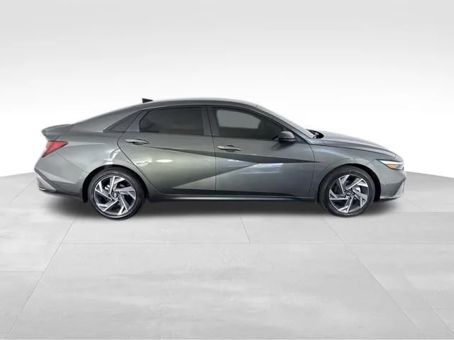 Used 2025 Gray Hyundai SEL Sport image 6