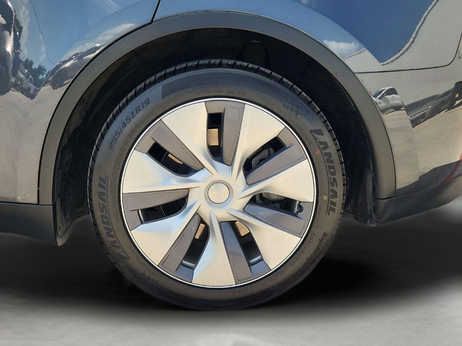 2024 Tesla Model Y photo 32 of 33