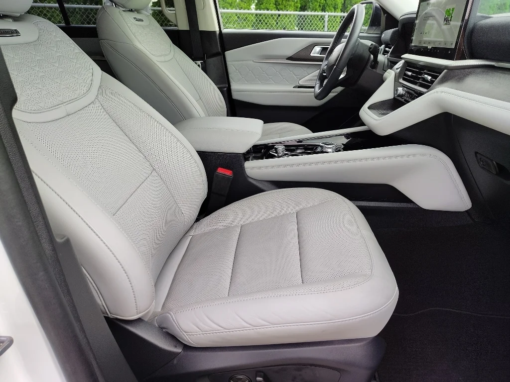 Used 2025 Star White Ford Platinum image 15