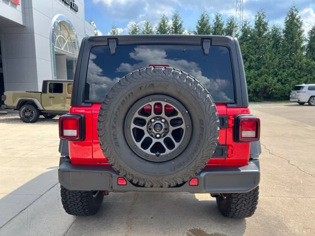 Used 2023 Red Jeep Sport S image 4