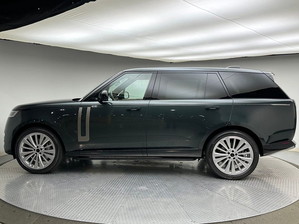New 2026 Belgravia Green Metallic Land Rover SE image 2