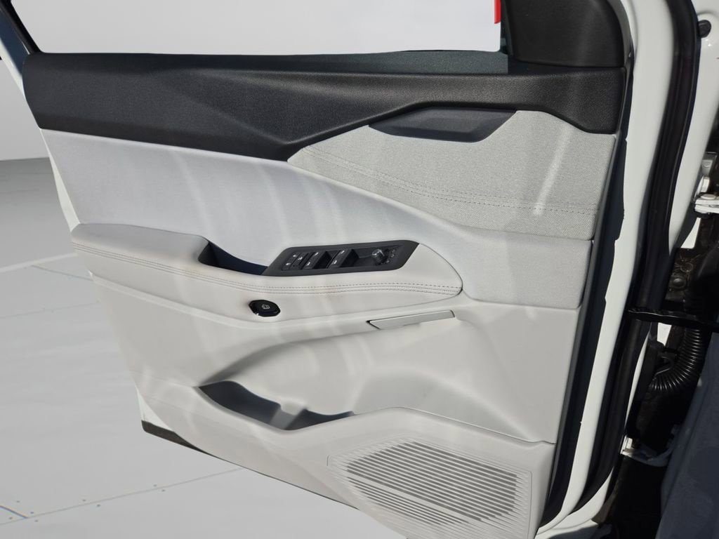 New 2026 Bright White Clear-Coat Exterior Paint Jeep Laredo image 20