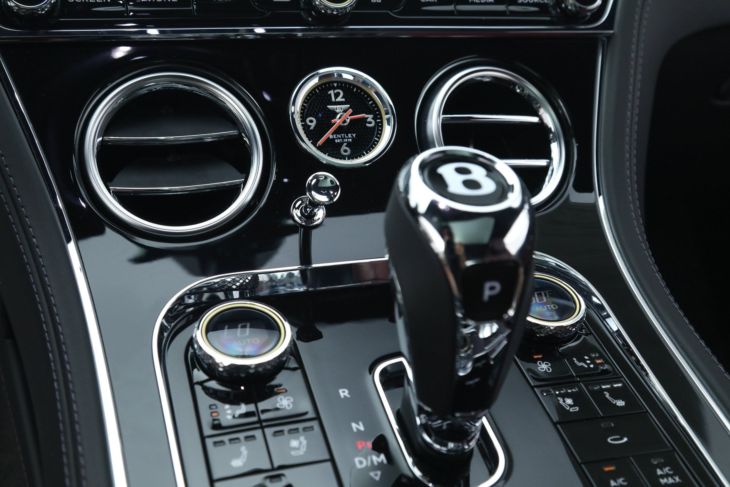 Used 2022 Silver Bentley  image 31