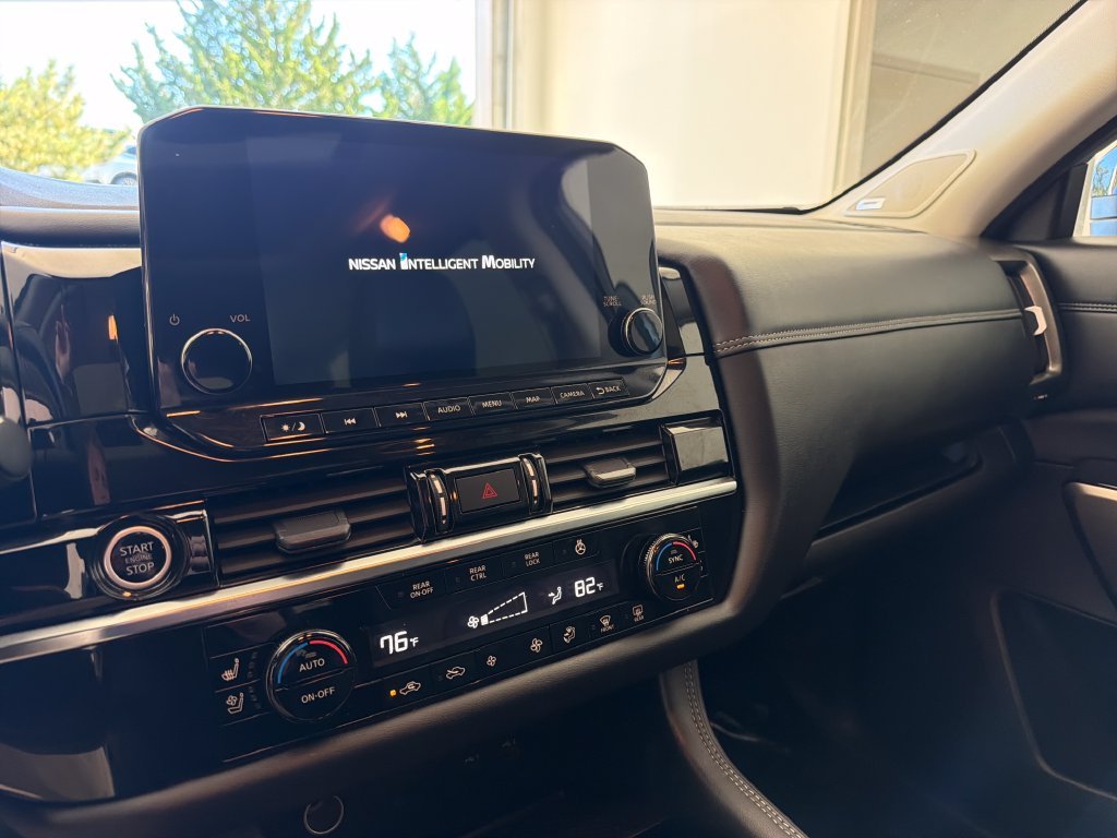 Used 2024 2t Gry Blk Roof Nissan Platinum image 17