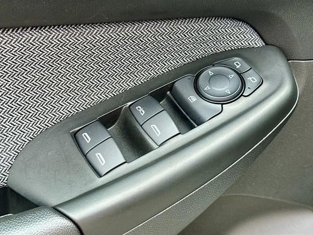 Used 2025 White Chevrolet LT image 17