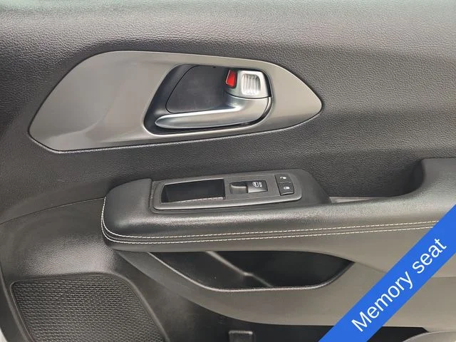 Used 2025 Bright White Clearcoat Chrysler Select image 11