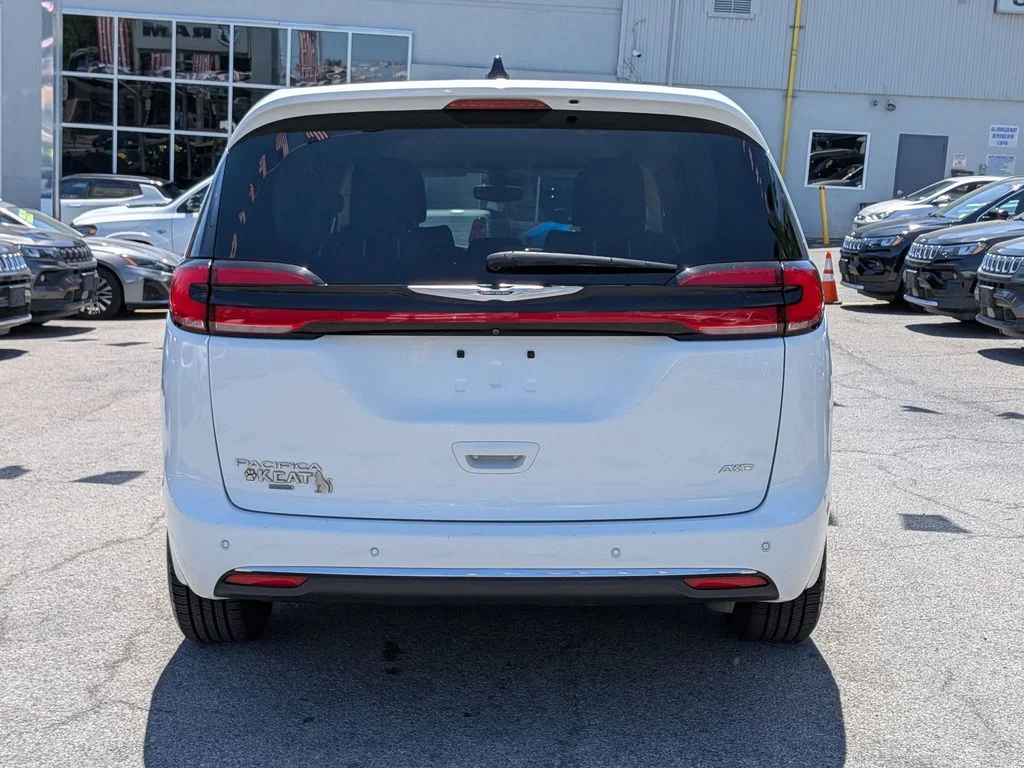 Used 2023 White Chrysler Touring L image 7