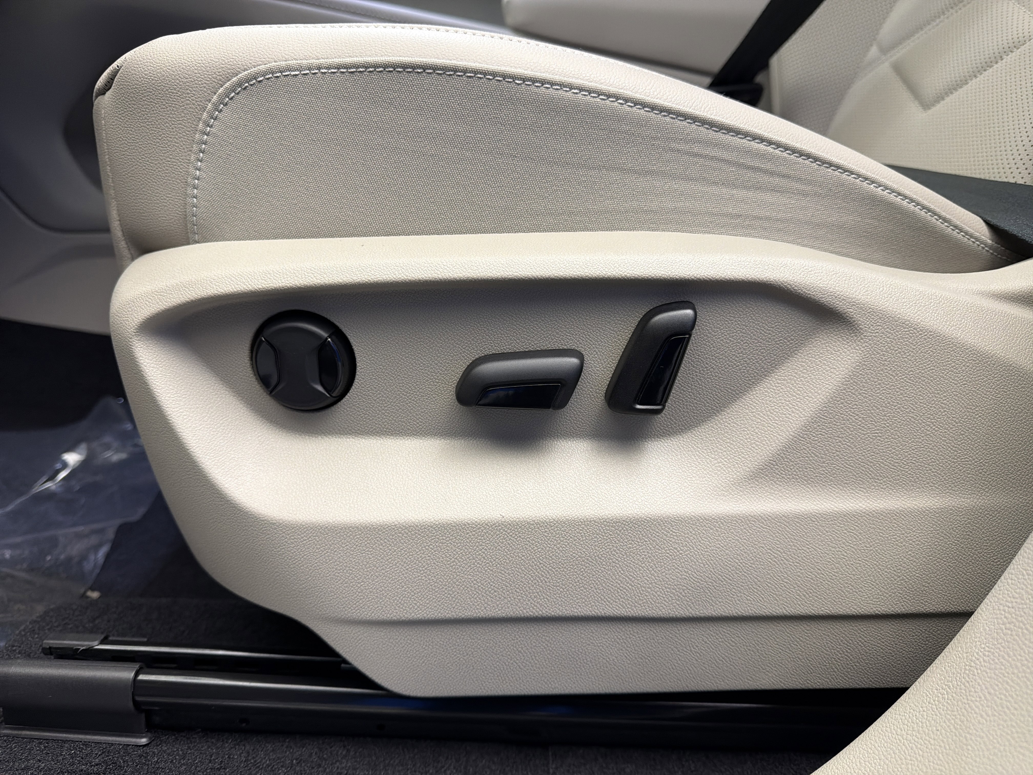 2026 Volkswagen Atlas SE w/Tech - Photo 12