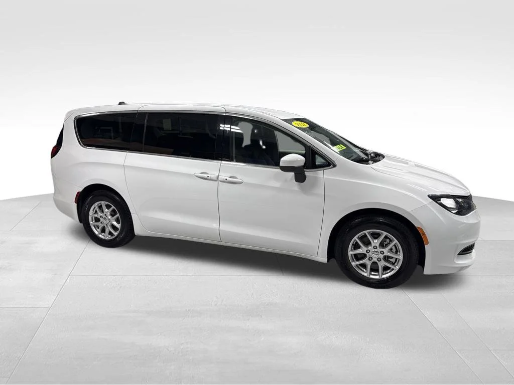 Used 2022 White Chrysler LX image 9