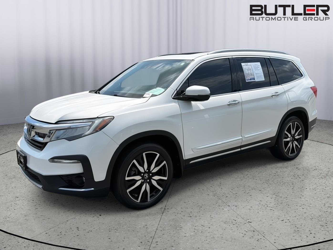 Used 2019 White Diamond Pearl Honda Touring w/Rear Captain
