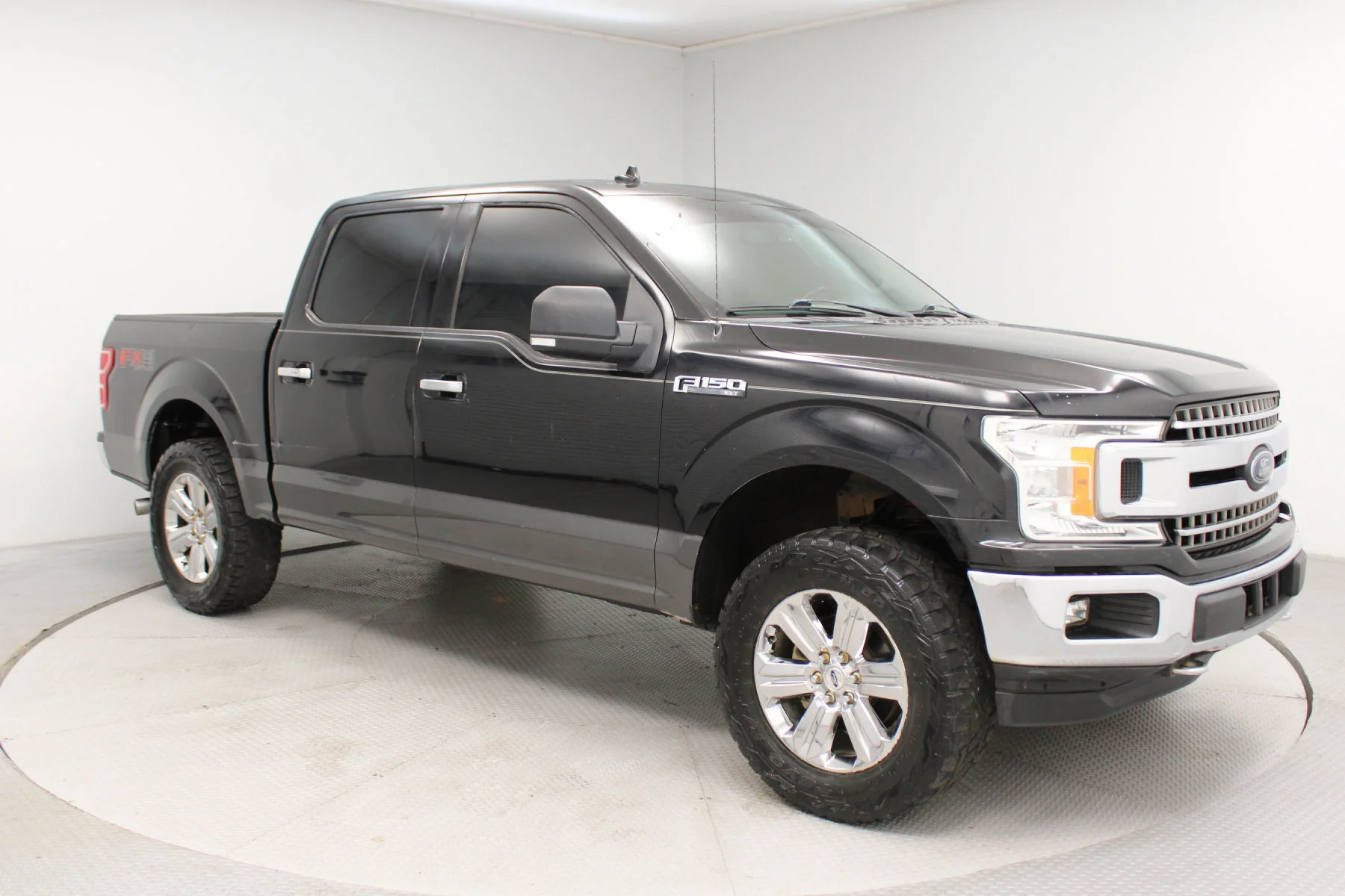 Used 2018 SHADOW BLACK Ford XLT 4X4  SUPER CREW BOX 4X4 image 27