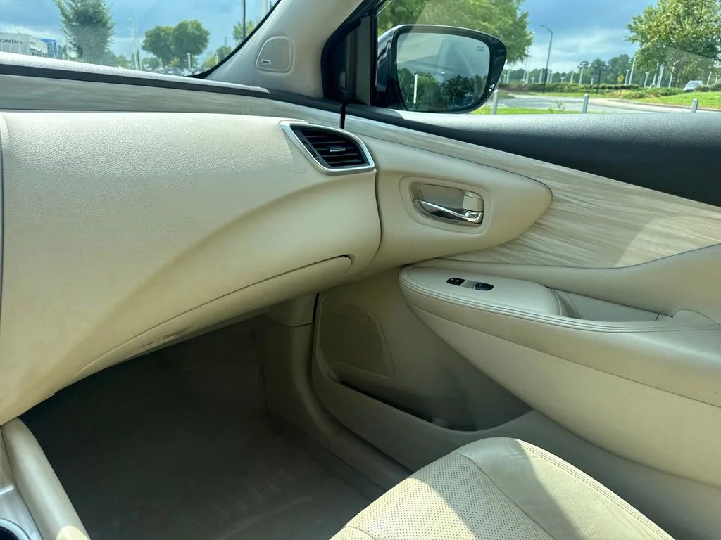 Used 2015 Pearl White Nissan SL image 17