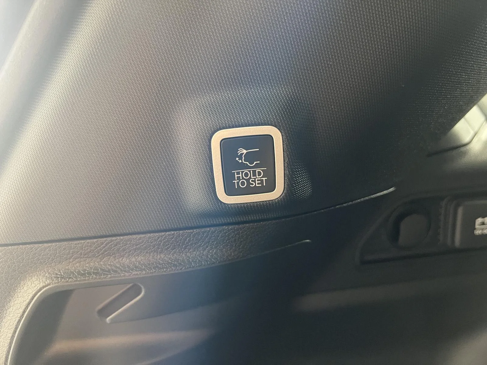 Used 2025 Wh Jeep Limited image 23