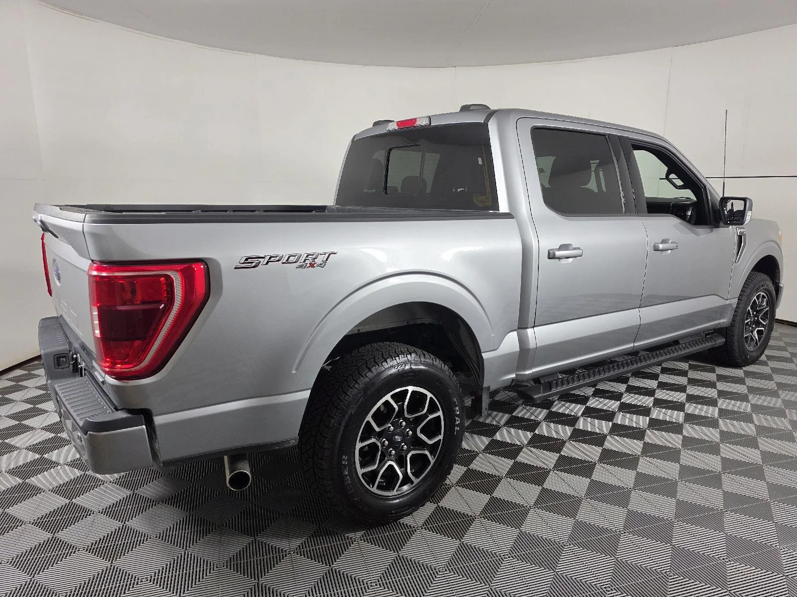 Used 2023 Iconic Silver Ford XLT image 10