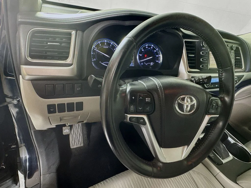 Used 2014 Black Toyota LE Plus V6 image 12