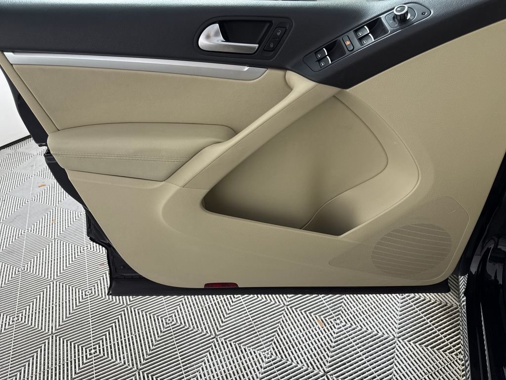 Used 2012  Volkswagen S image 9