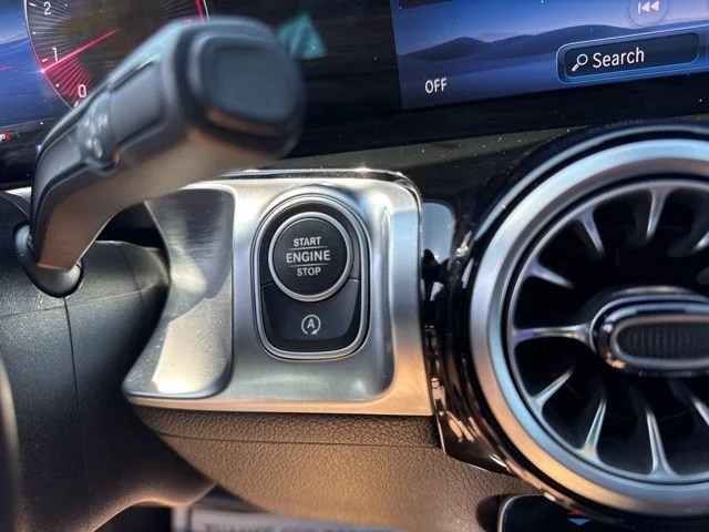 Used 2025  Mercedes-Benz GLB 250 image 39