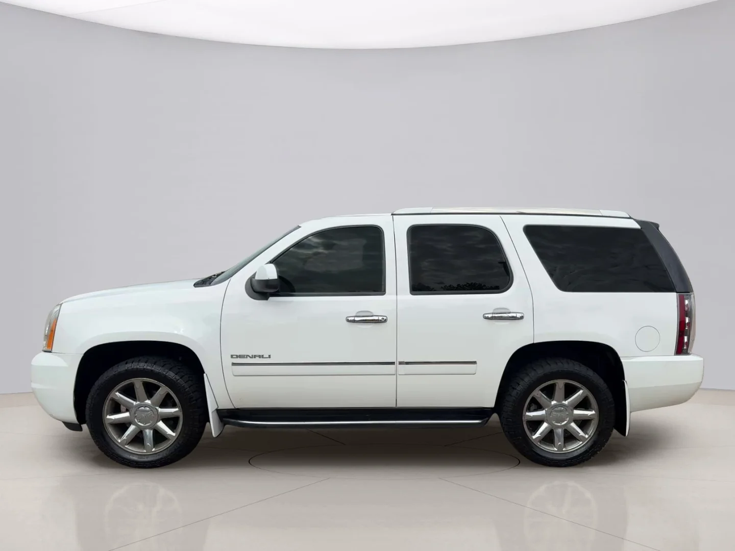 Used 2013 White Gmc DENALI image 2
