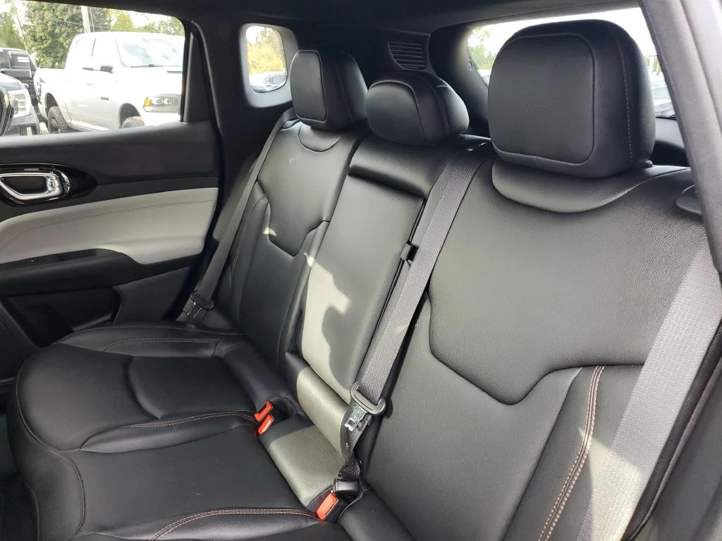 Used 2024  Jeep Limited image 32