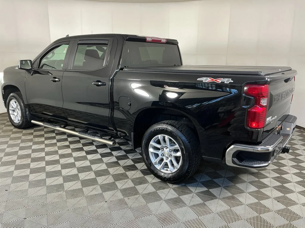 Used 2022 BLACK Chevrolet LT image 10