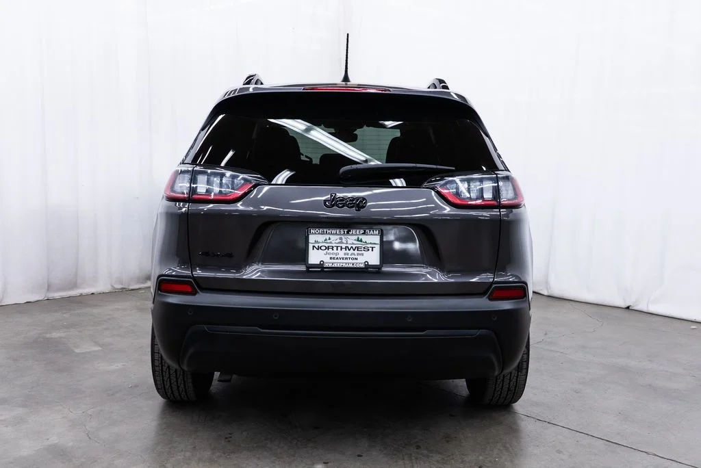 Used 2023 Gray Jeep Altitude image 5