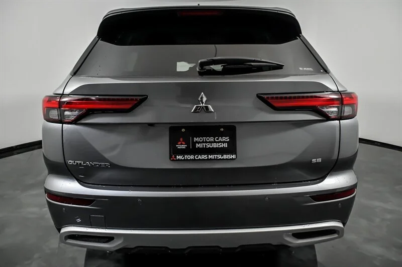 Used 2022 Mercury Gray Metallic Mitsubishi SE image 8