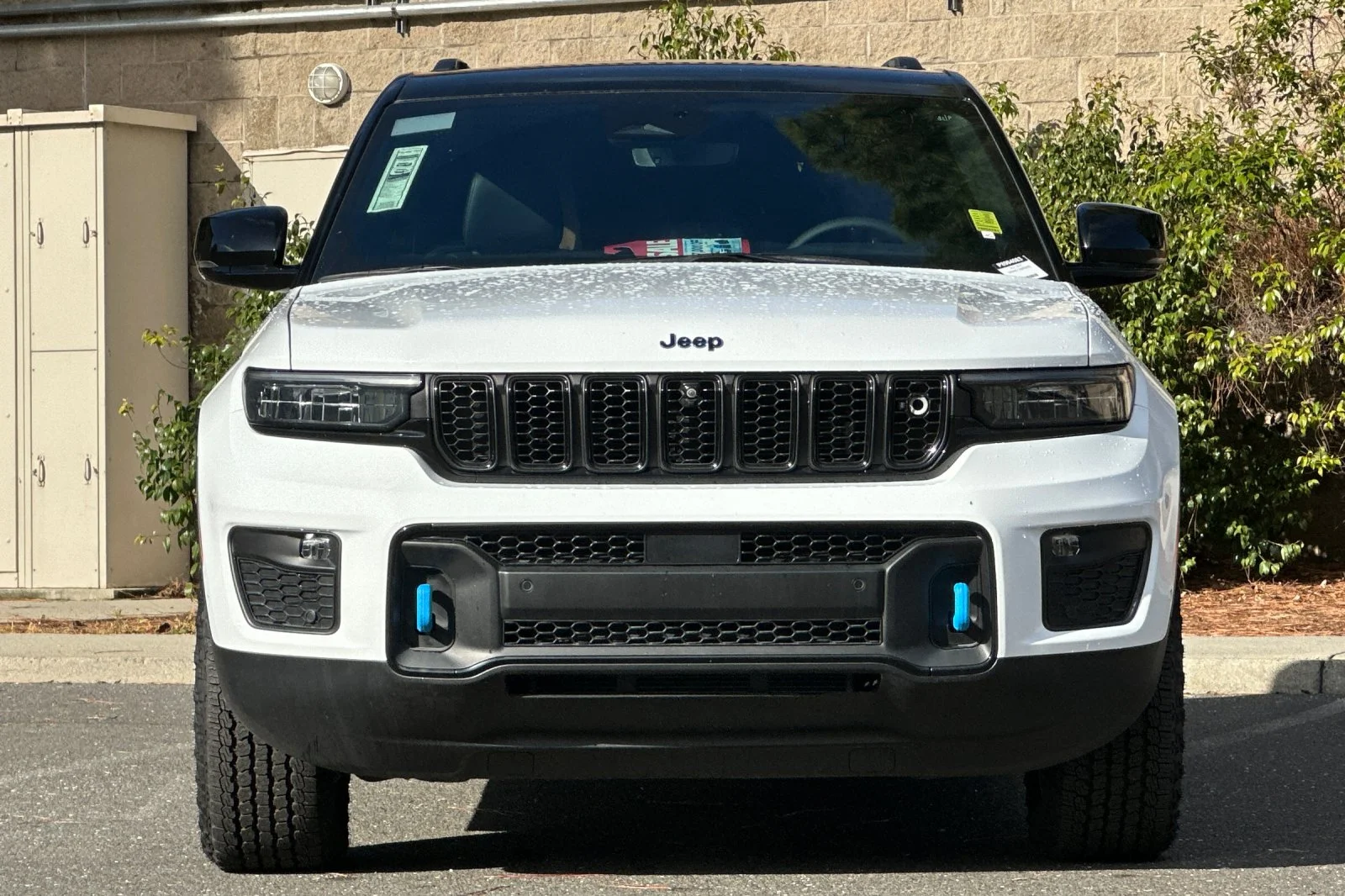 New 2023 Bright White Clear-Coat Exterior Paint Jeep Trailhawk 4xe image 8