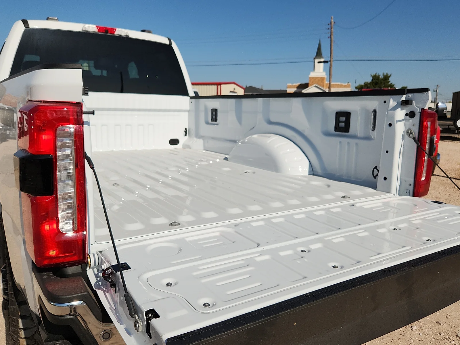 New 2027 Oxford White Ford Lariat image 12