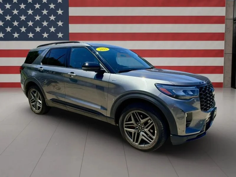 Used 2025 Gray Ford ST-Line Sport Utility 4D image 2