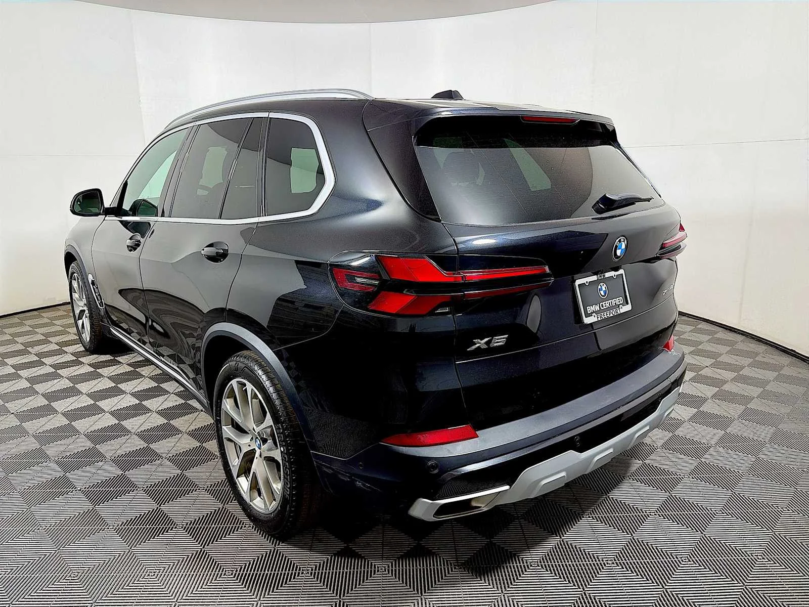 Certified Used 2024 Black Sapphire Metallic BMW xDrive40i image 5