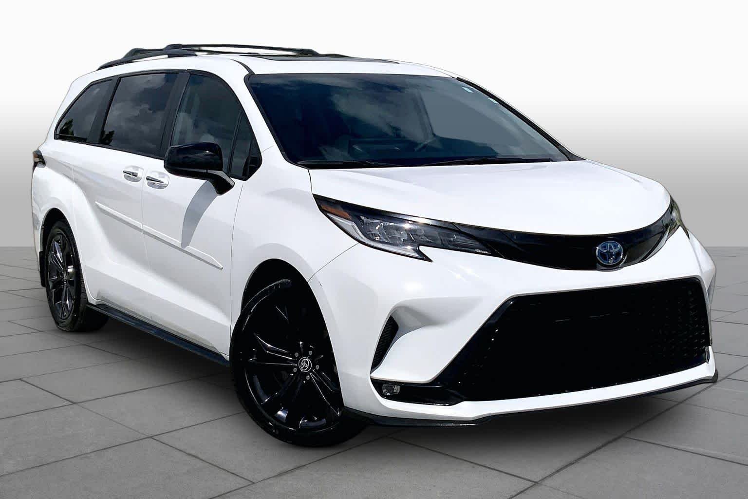 Used 2025 Ice Cap Toyota XSE image 3