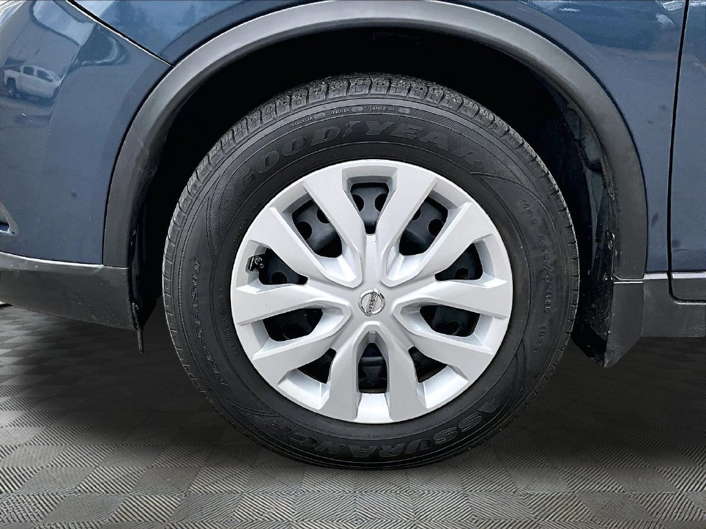 Used 2015 Arctic Blue Metallic Nissan S image 7