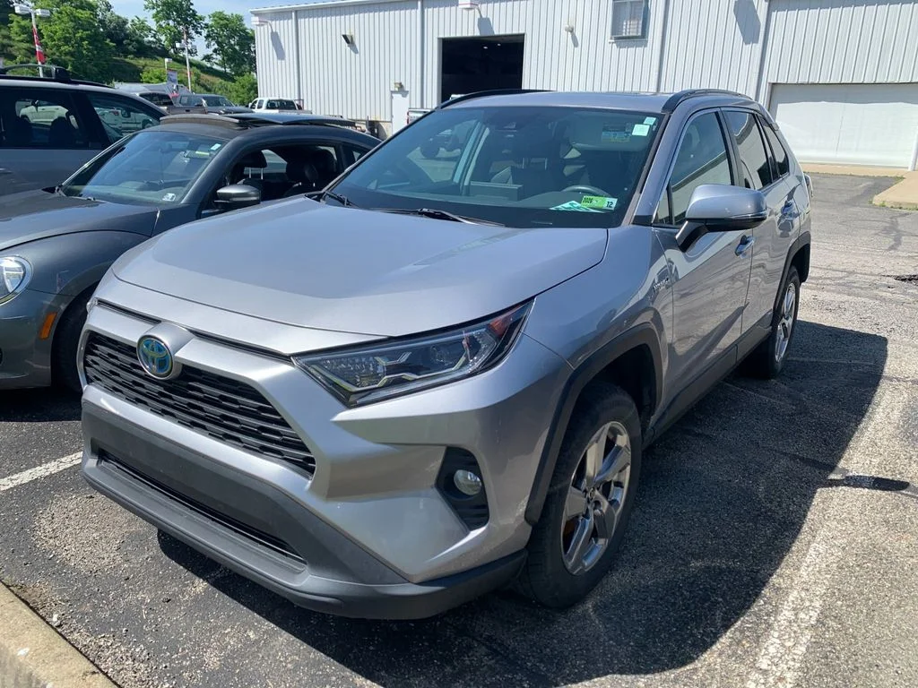 Used 2021 Silver Toyota XLE Premium image 5