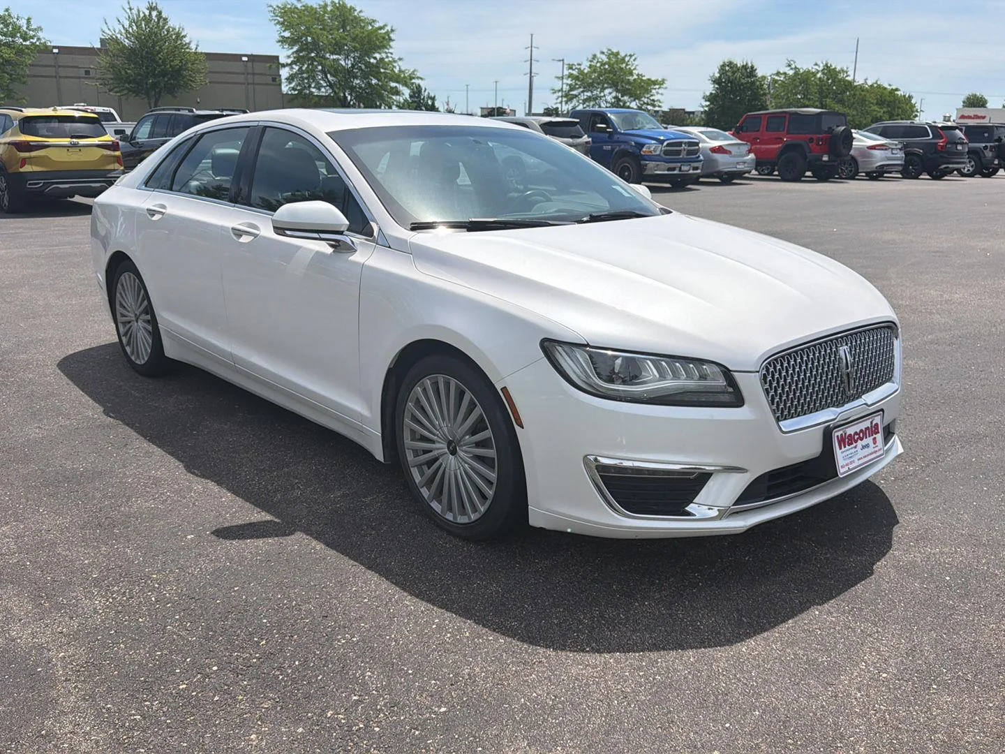 Used 2017 White Platinum Metallic Tri-Coat Lincoln Reserve image 2