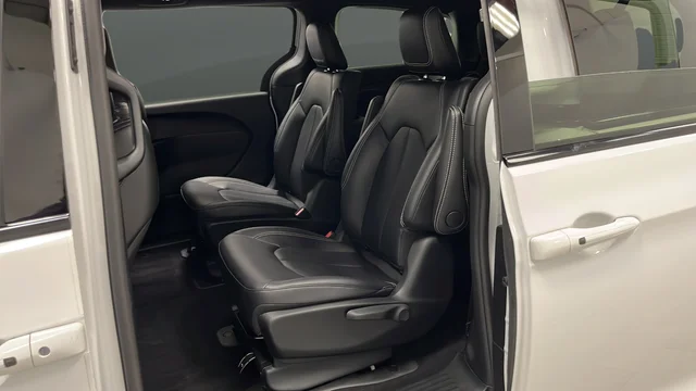Used 2024 Bright White Clearcoat Chrysler Select S Appearance image 23