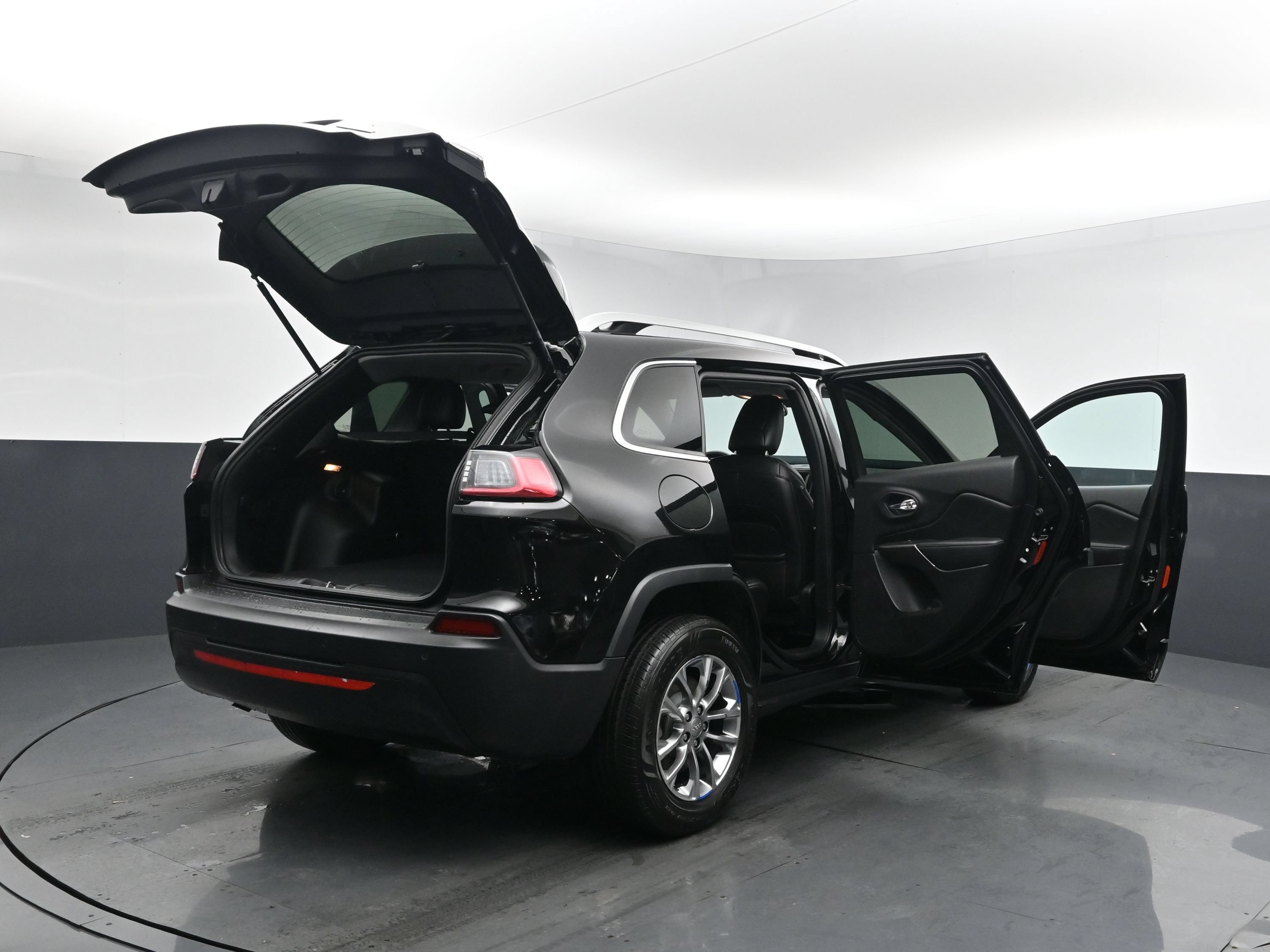 Used 2019 Diamond Black Crystal Pearlcoat Jeep Latitude Plus image 27