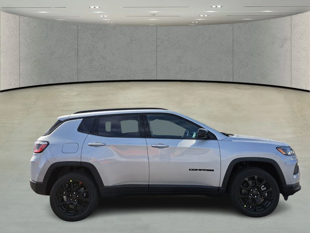 New 2026 Silver Zynith Metallic Clear-Coat Exterior Paint Jeep Latitude image 4