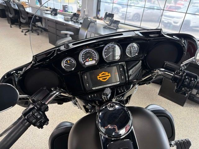 Used 2018 Gray Harley-Davidson ultra image 13