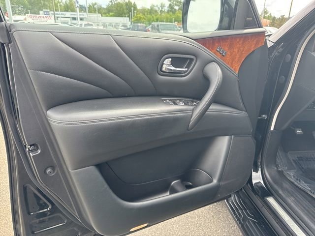 Used 2017 Black INFINITI Limited image 16