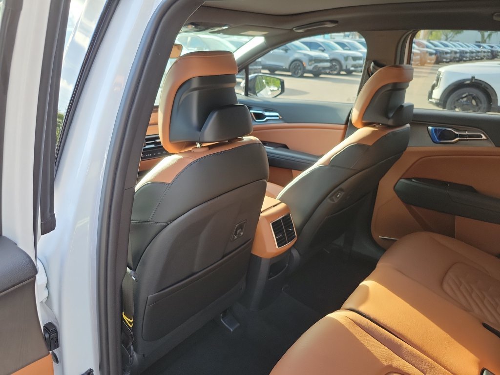 New 2027 Glacial White Pearl / Black Ro Kia X-Line image 17