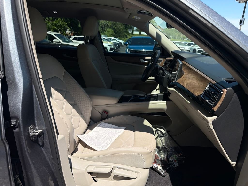 Used 2024 Gray Volkswagen 2.0T SE w/Technology image 51