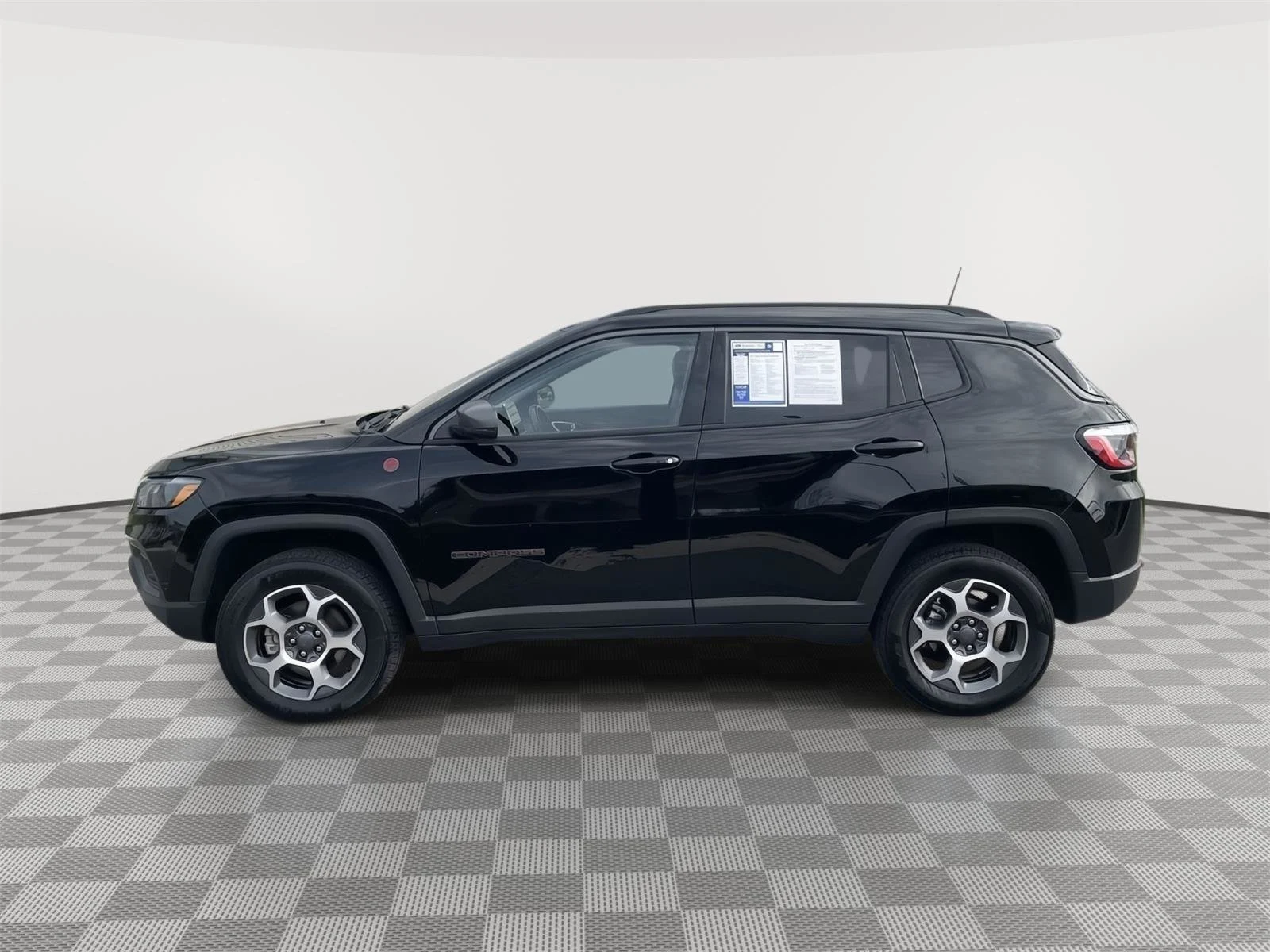 Used 2022 Diamond Black Crystal Pearlcoat Jeep Trailhawk image 5