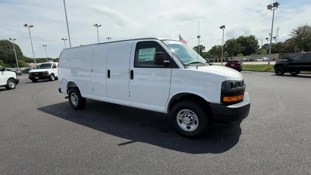 New 2026 Summit White Chevrolet WT image 9