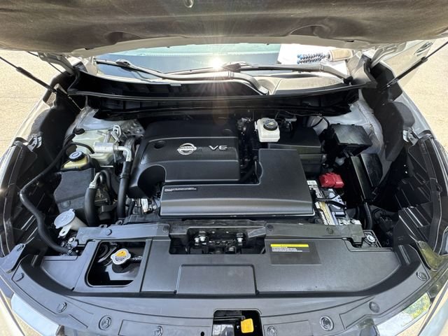 Used 2021 Silver Nissan SL image 32