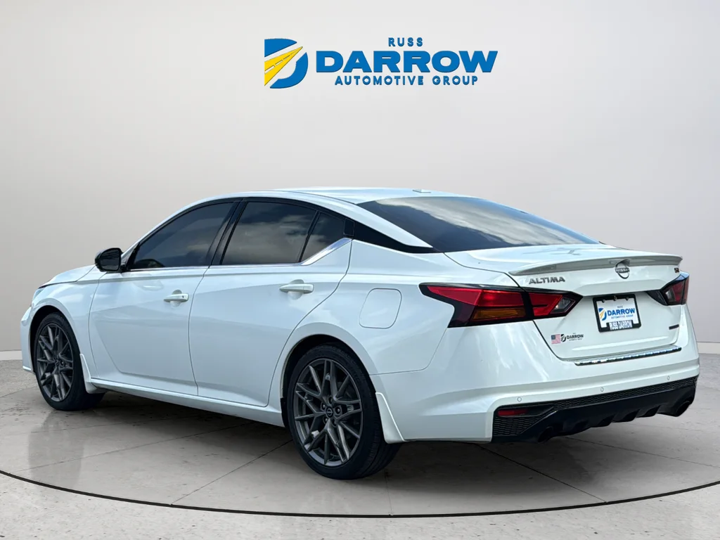 Used 2023 White Nissan 2.0 SR image 3