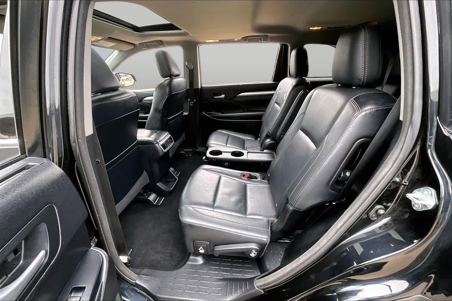 Used 2015 Attitude Black Metallic Toyota XLE image 21